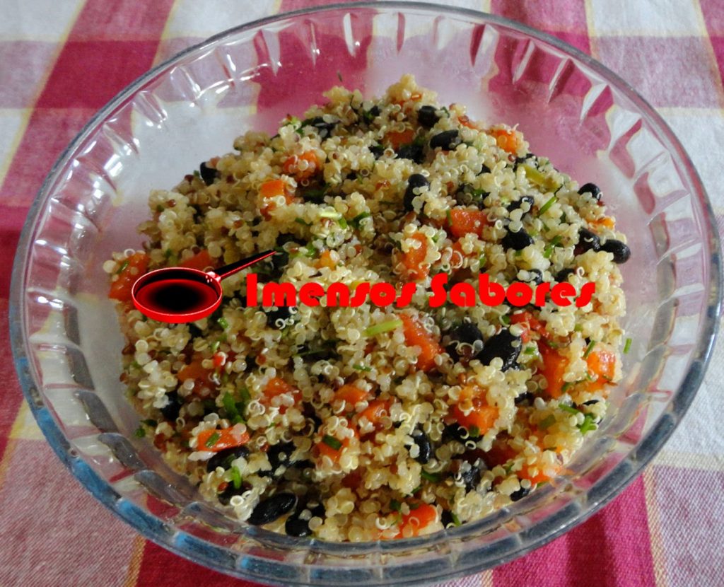 Salada de quinoa com feijão preto e pimentão