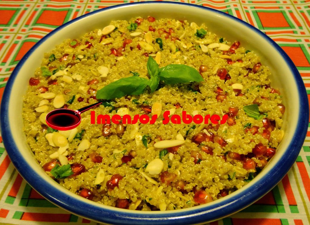 Salada de quinoa com romã e amêndoas