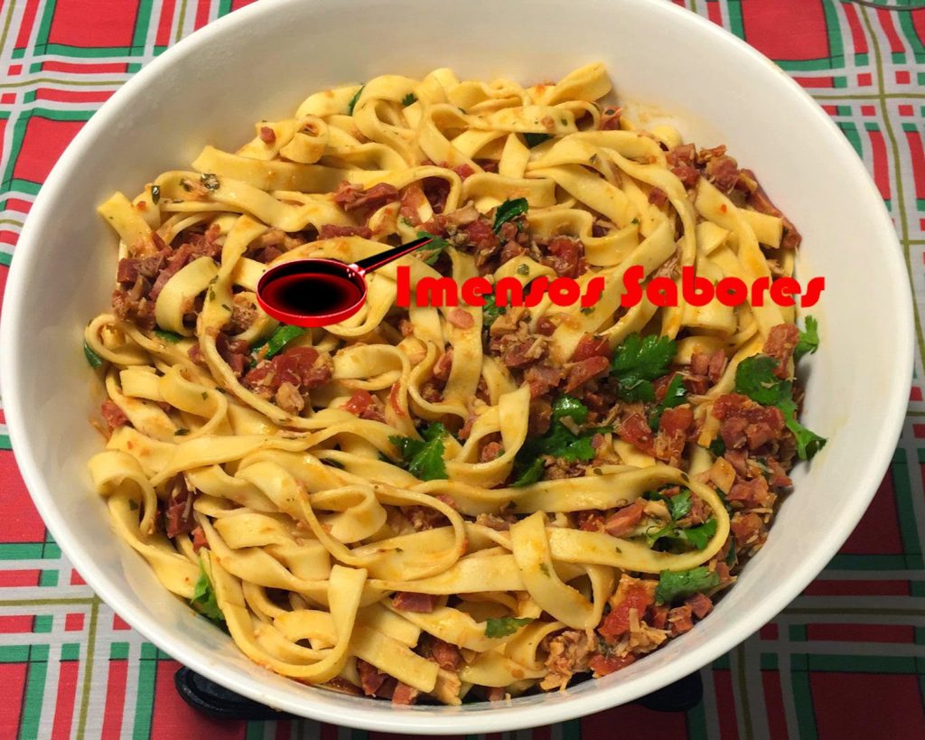 Talharim caseiro com frango, chouriço e molho satay