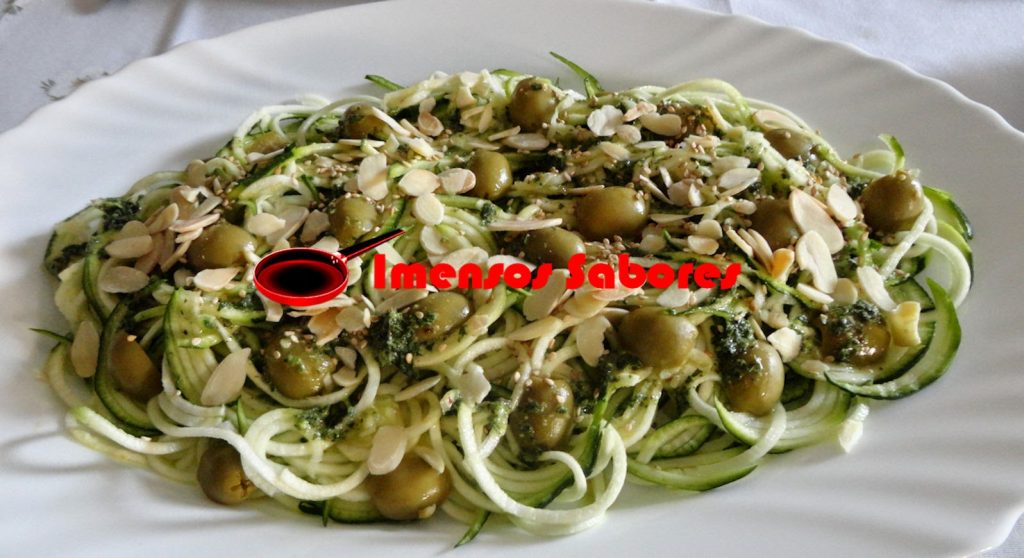 Espaguete de abobrinha crua (courgette) com molho de hortelã e azeitonas verdes