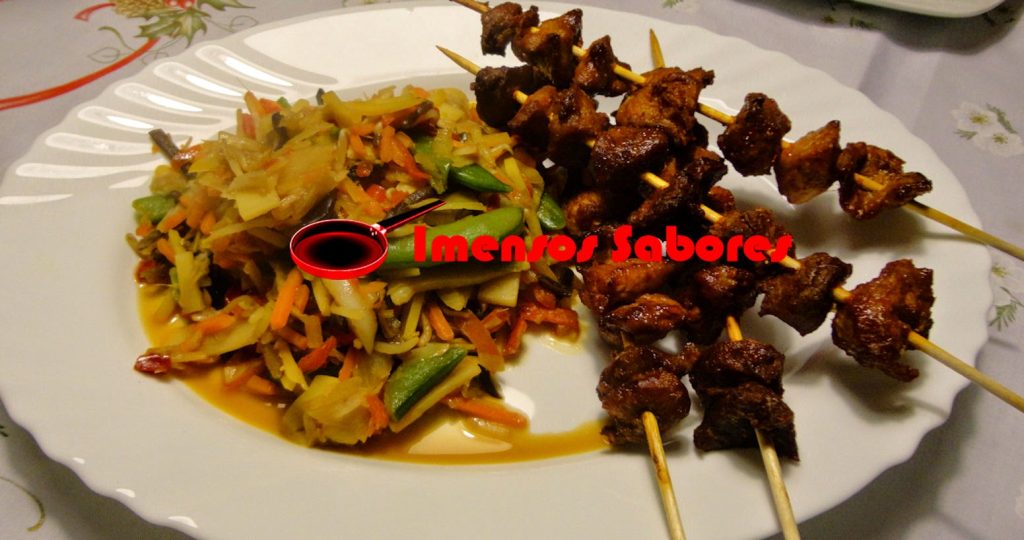 Espetada de porco com curry tailandês e legumes asiáticos salteados