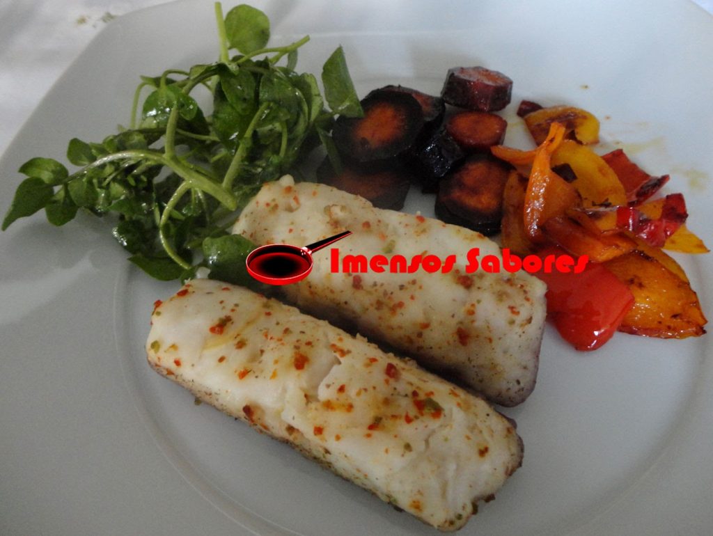 Peixe cozido no vapor, cenoura roxa e mini pimentos