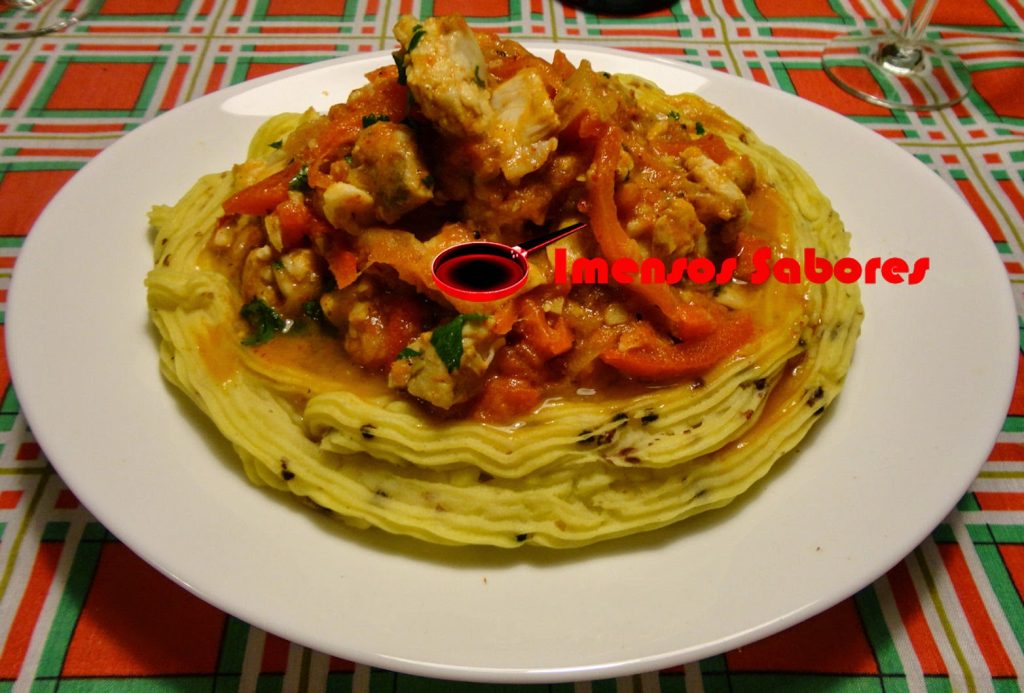 Peixe em cama de puré de batata com pimenta-rosa