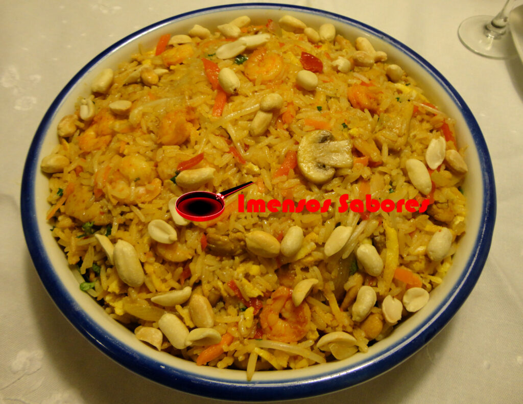 Nasi Goreng – Arroz frito com frango e camarão