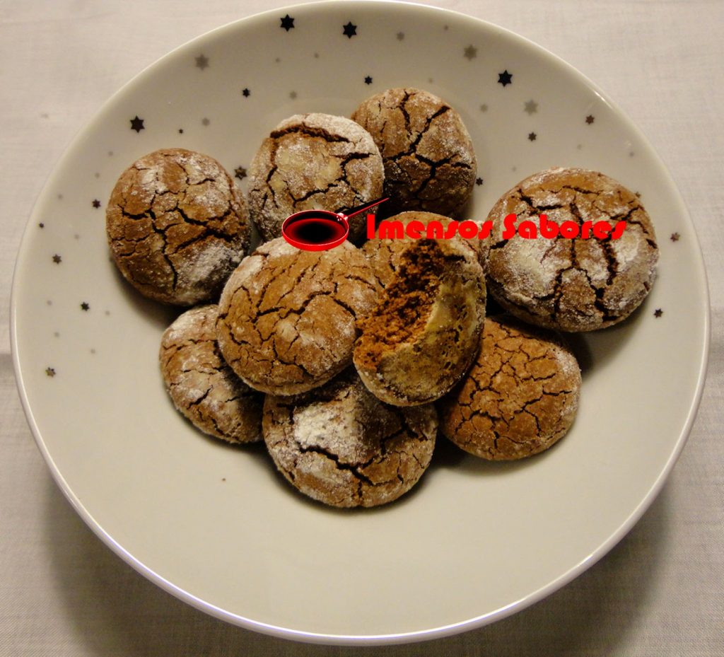 Biscoitos de farinha de milho (fubá), amêndoas e chocolate