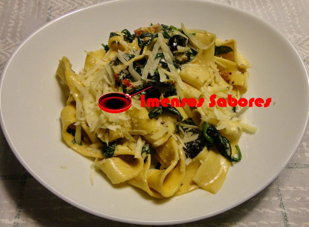 Tagliatelle com espinafres e bacon