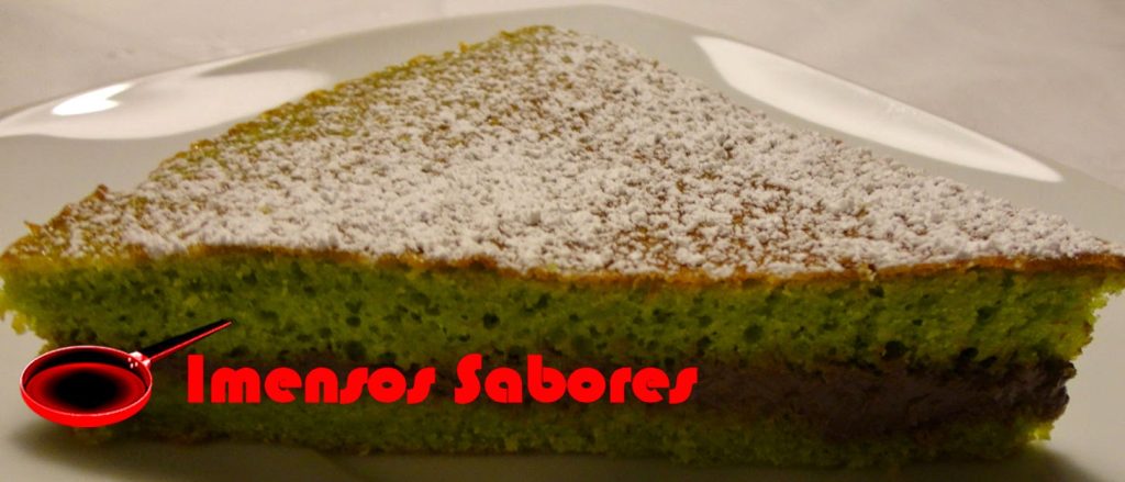 Bolo de agrião com iogurte grego e queijo mascarpone de chocolate