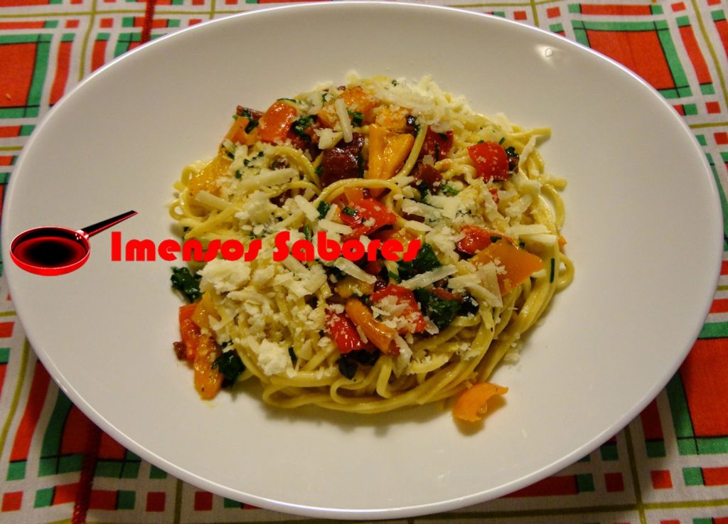 Espaguete com chouriço, pimentões e ervas frescas