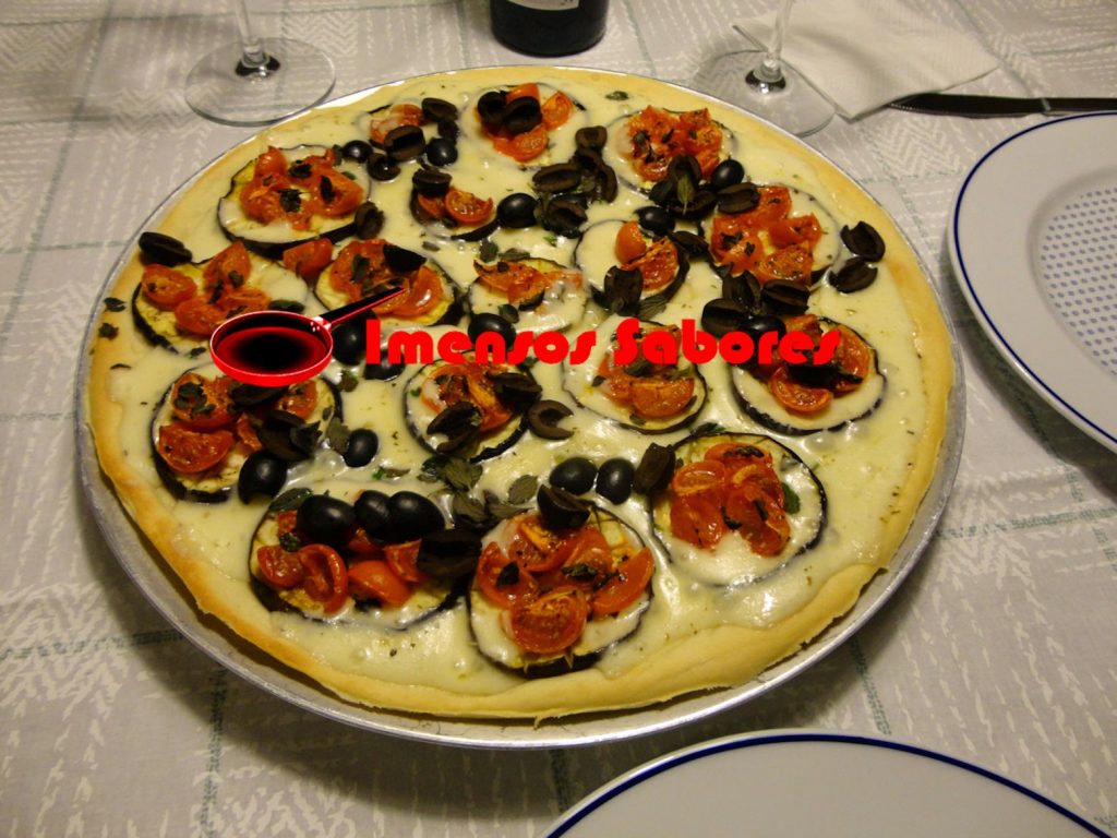 Pizza de iogurte grego, beringela e provolone