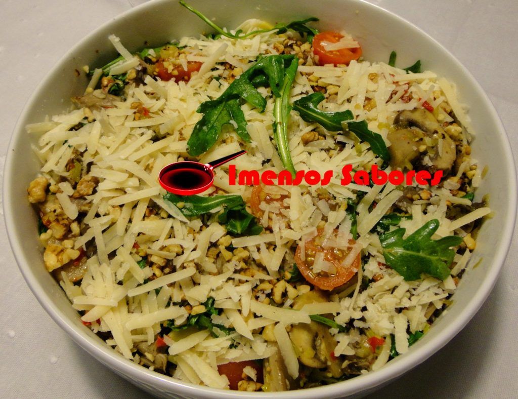 Tagliatelli caseiro com cogumelos, tomate cereja e rúcula