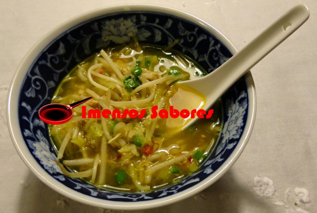 Sopa de brotos de feijão mungo, couve coração e frango
