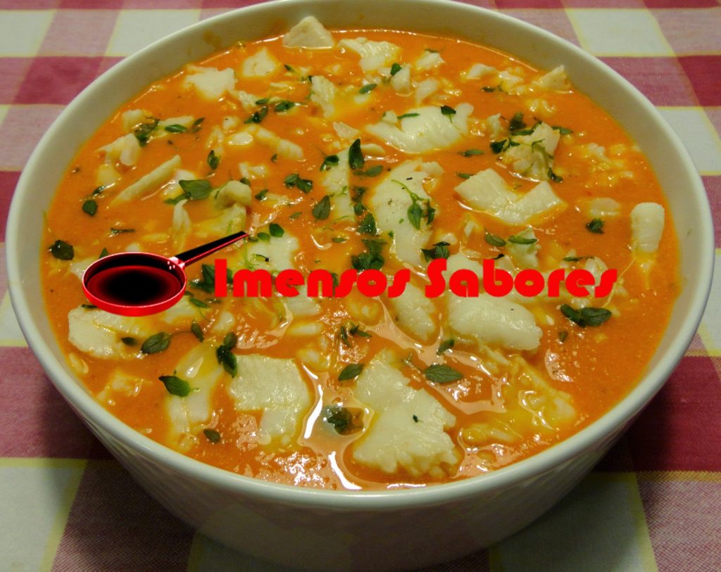 Sopa de peixe com tomate e leite de coco