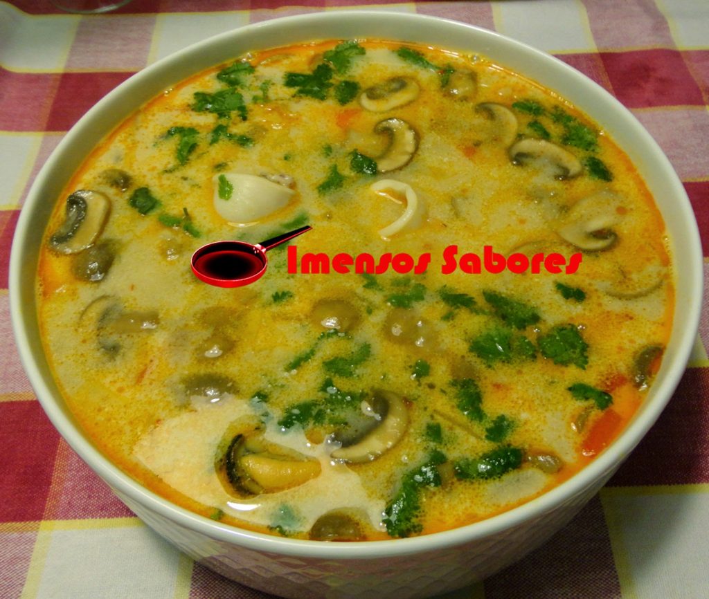 Sopa de mariscos e peixe ao estilo da Tailândia