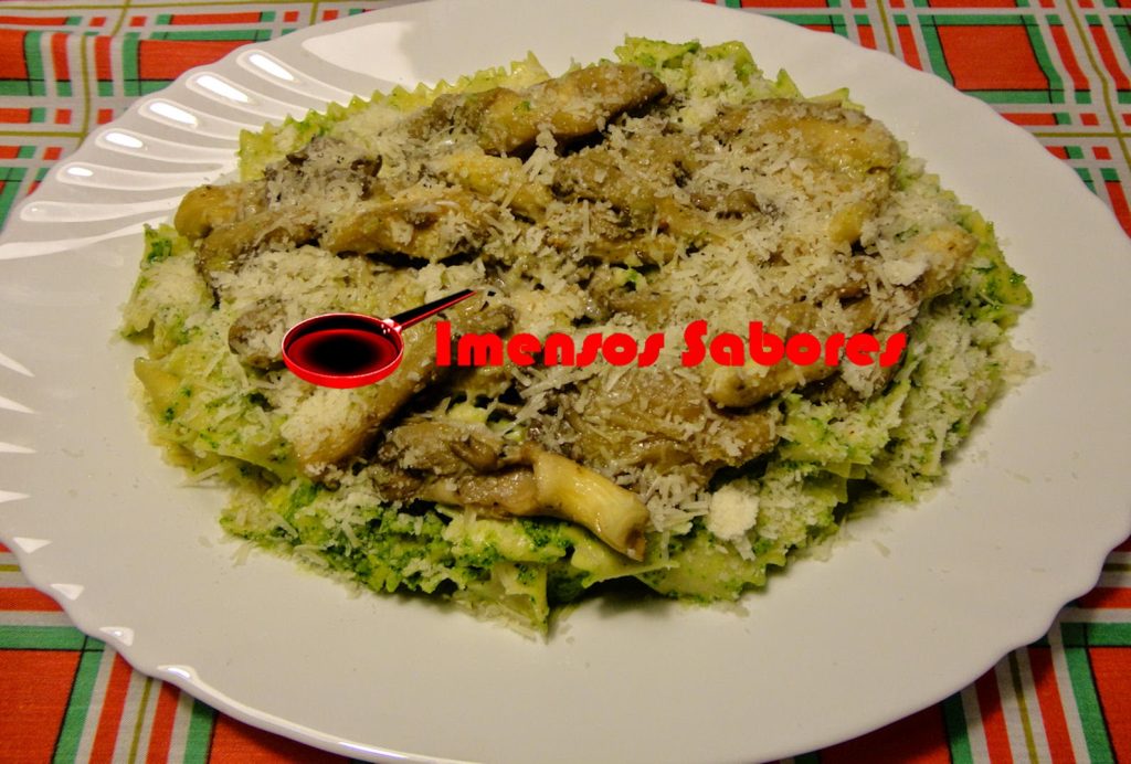 Tagliatelle com pesto de rúcula e cogumelos pleurotus