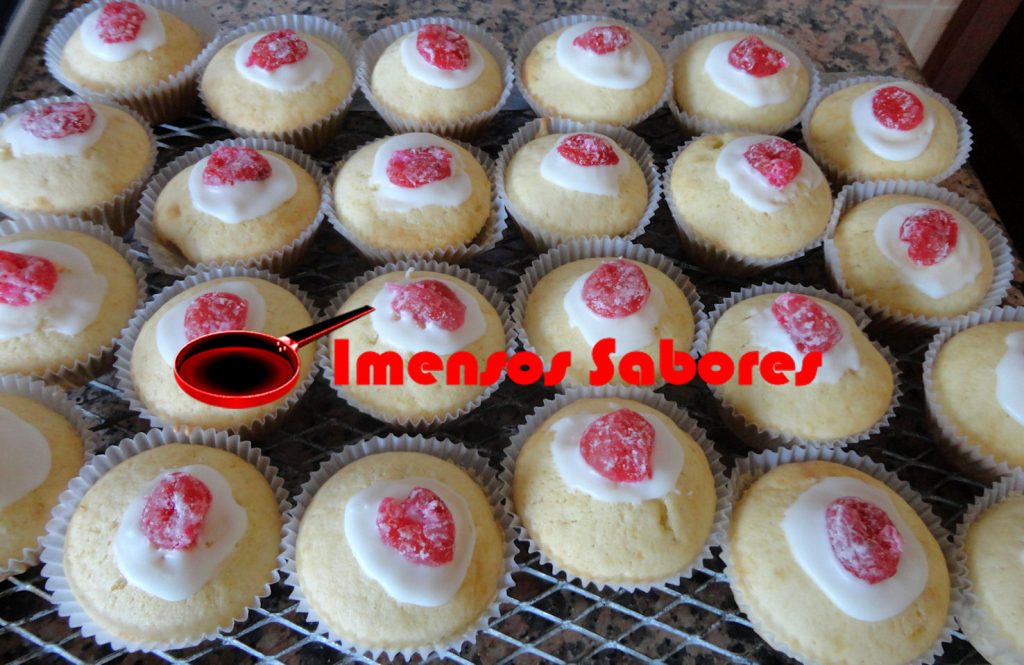 Bolinhos glaceados com cerejas