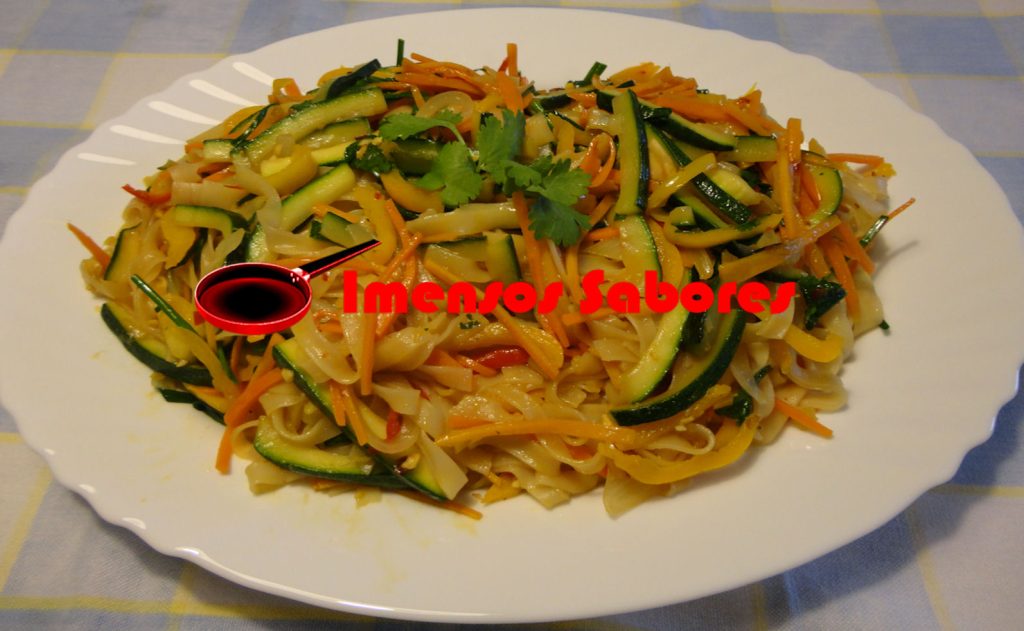 Massa de arroz com legumes ao estilo oriental