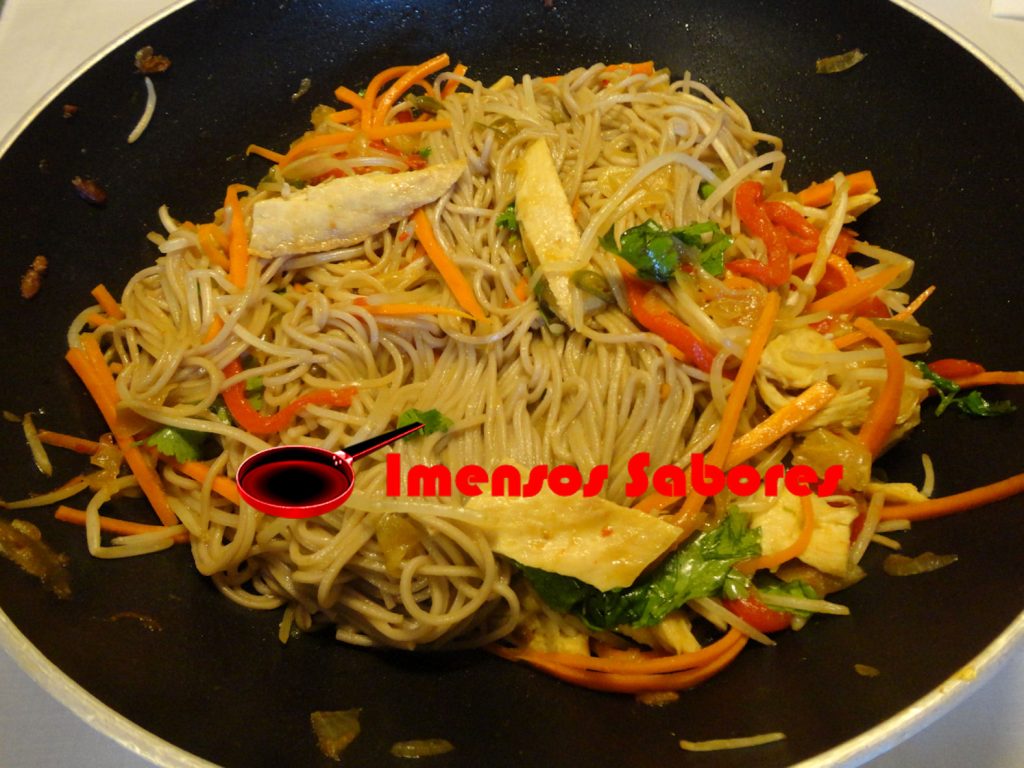 Massa soba com legumes e frango grelhado