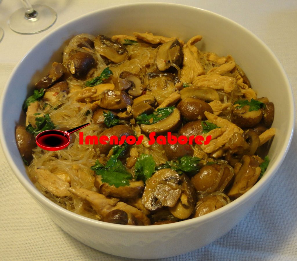 Massa vermicelli com frango e cogumelos