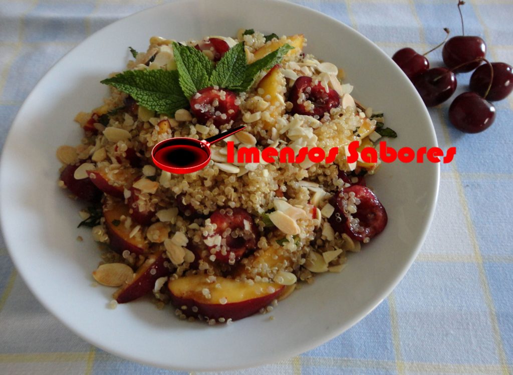 Salada de quinoa com cerejas, nectarinas e amêndoas