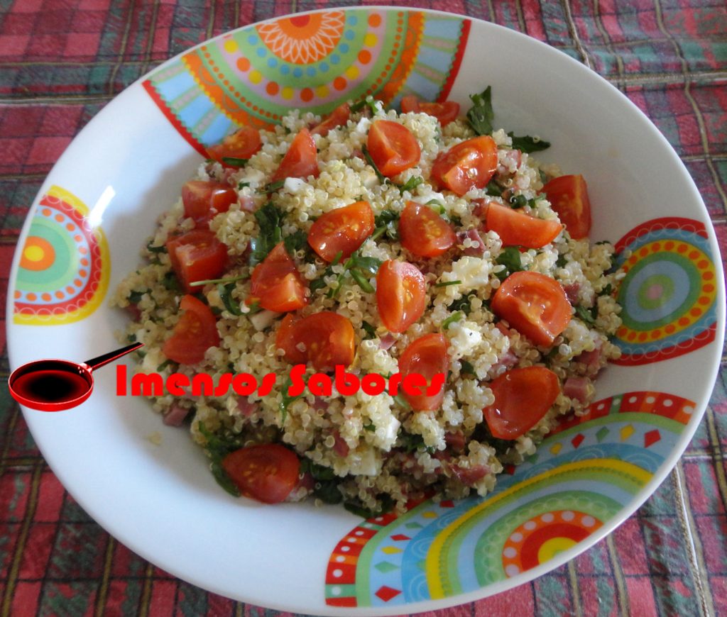Salada de quinoa com queijo feta e chouriço