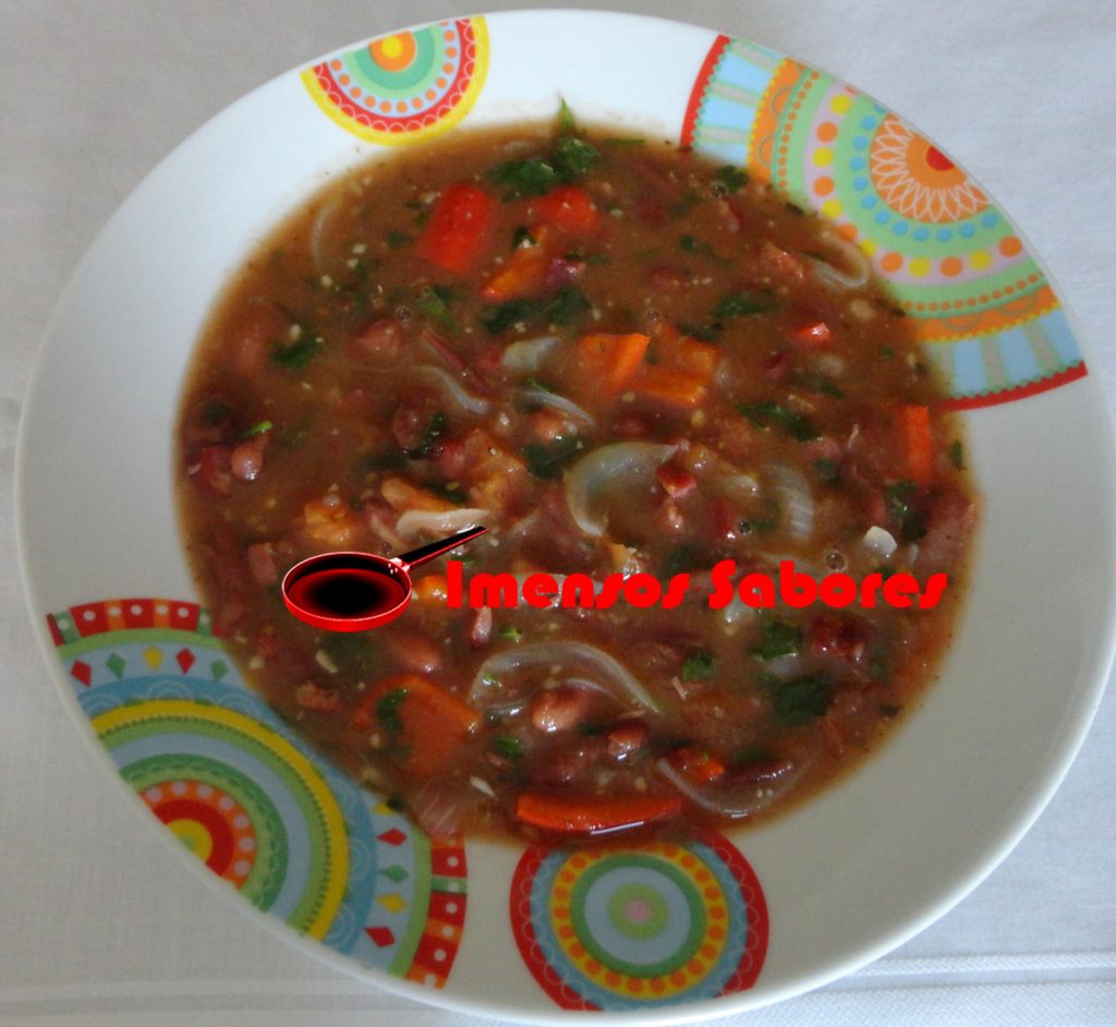 Sopa de feijão encarnado com pimentões e tomates