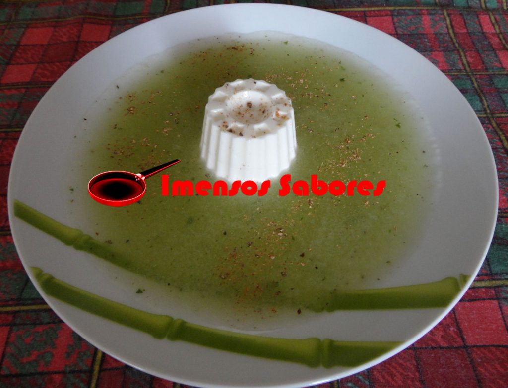 Sopa fria de pepino com queijo fresco e noz-moscada