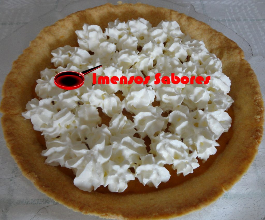 Torta de damasco com chantilly