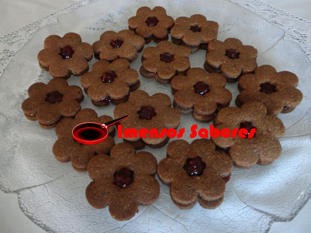 Biscoitos com avelãs e chocolate recheados com geleia