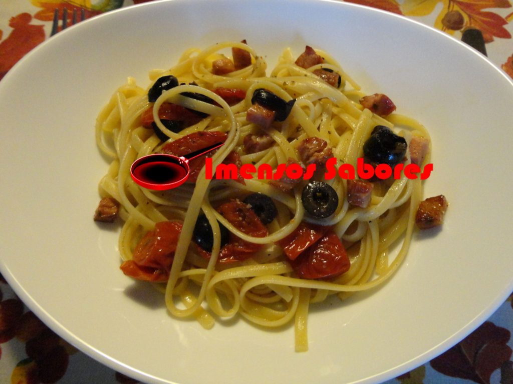 Massa com tomate confit e bacon