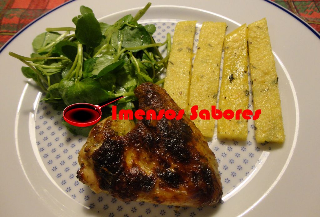 Asas de frango marinadas em pesto de iogurte e agrião