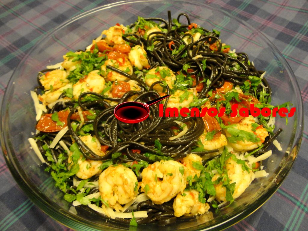 Linguine al nero di seppia com camarão e tomate confit