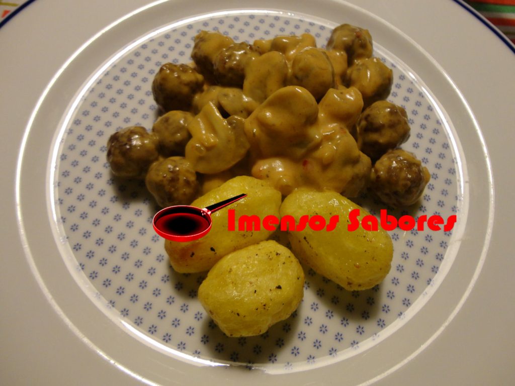 Strogonoff  de almôndegas