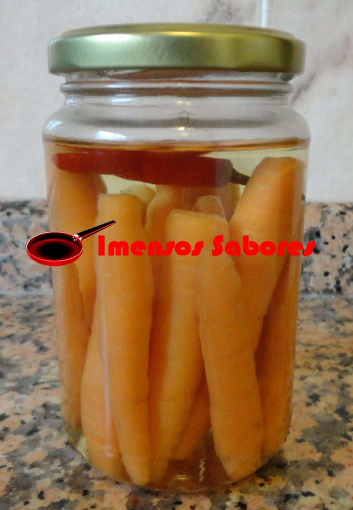 Picles caseiro de cenoura crua