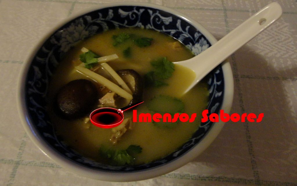 Sopa de frango com cogumelo chines e pimenta de sichuan