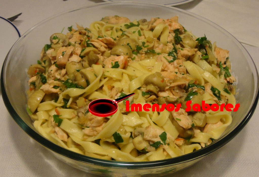 Talharim com salmão grelhado e cogumelos