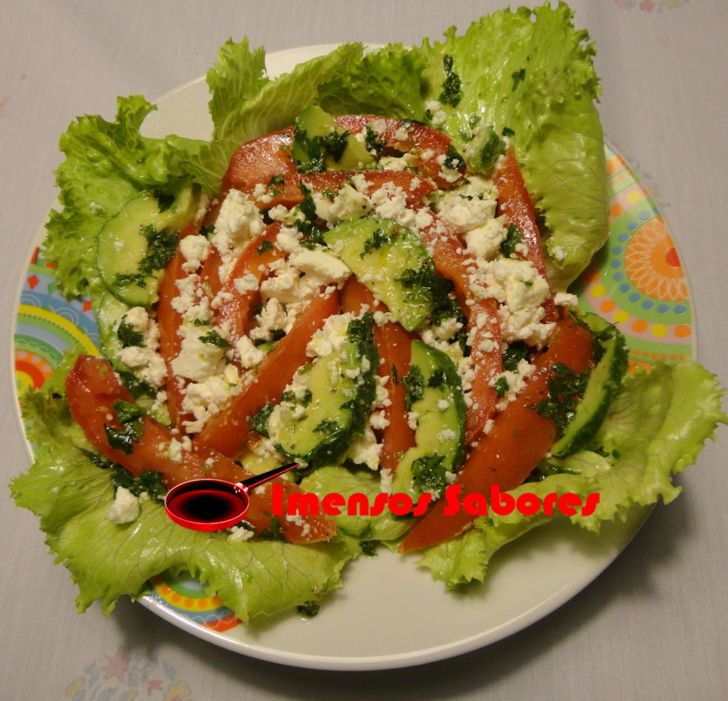 Salada de abacate com tomate e queijo feta