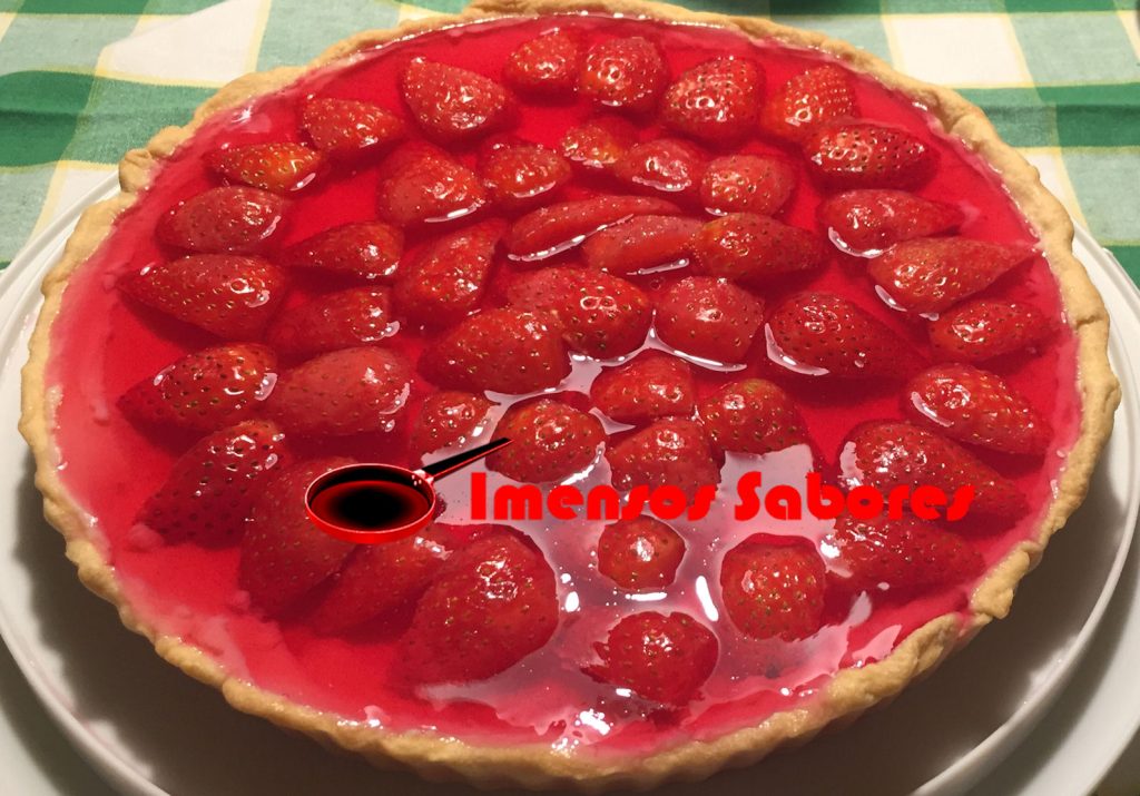 Torta de morango com creme e gelatina