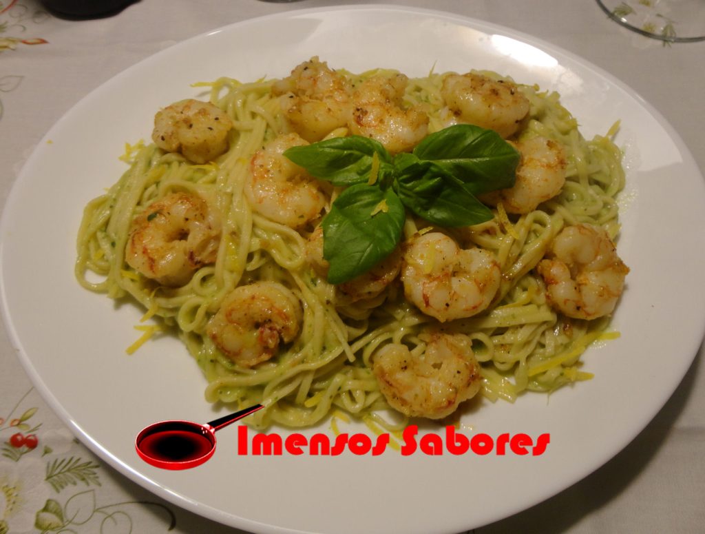 Espaguete caseiro ao molho de abacate e camarões