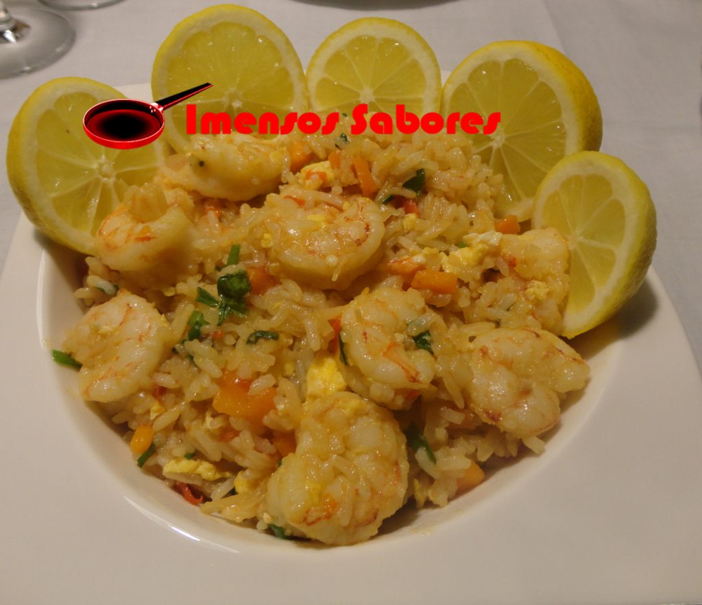 Arroz frito com camarão à tailandesa