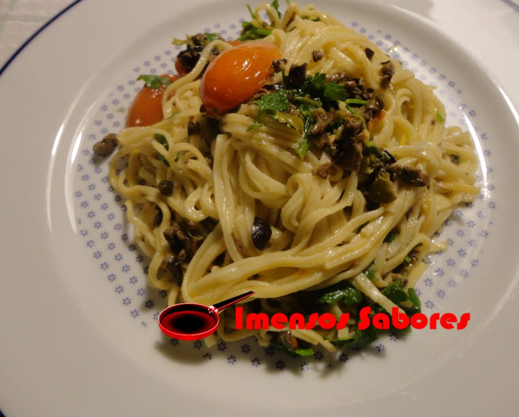Espaguete com tapenade de azeitonas pretas e minis tomates