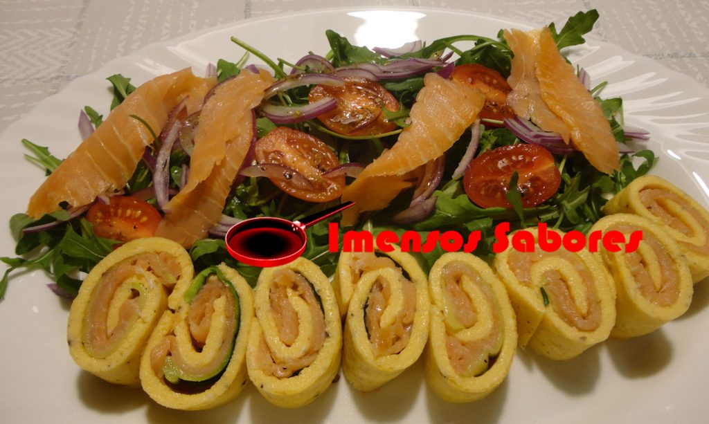 Rolo de omelete com salmão e salada de rúcula