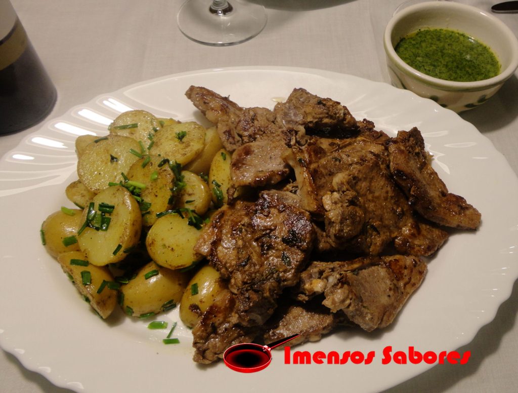 Costeletas de cordeiro e molho de hortelã