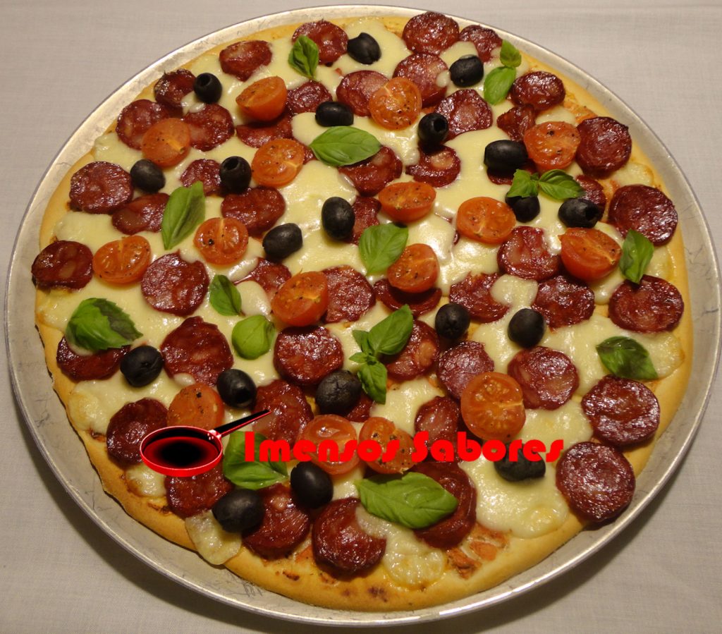 Pizza de chouriço com massa caseira