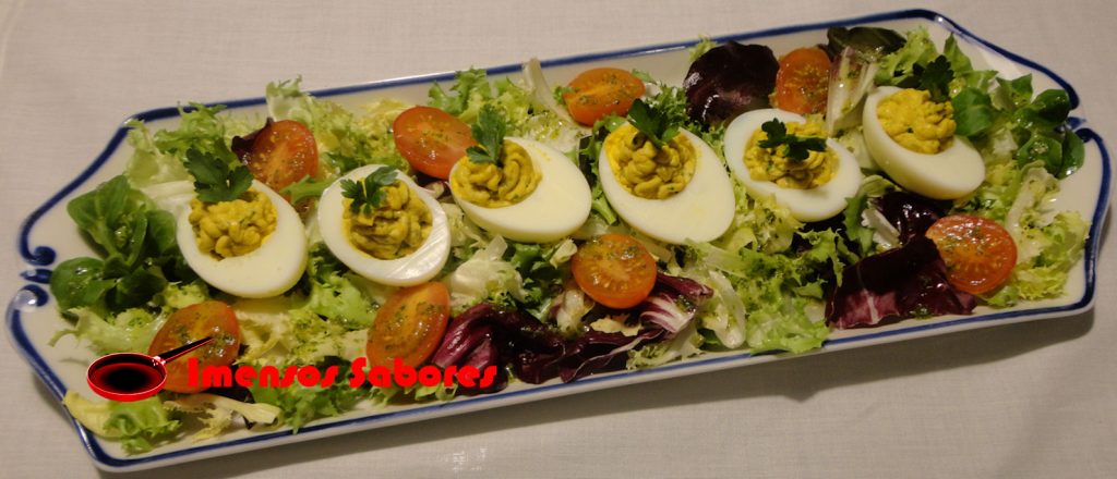 Salada gourmet com ovos recheados
