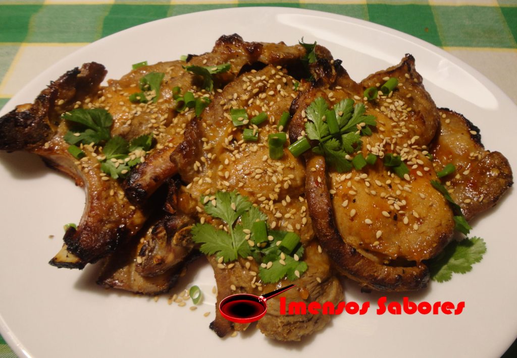Costeletas de porco com molho agridoce e sementes de sésamo