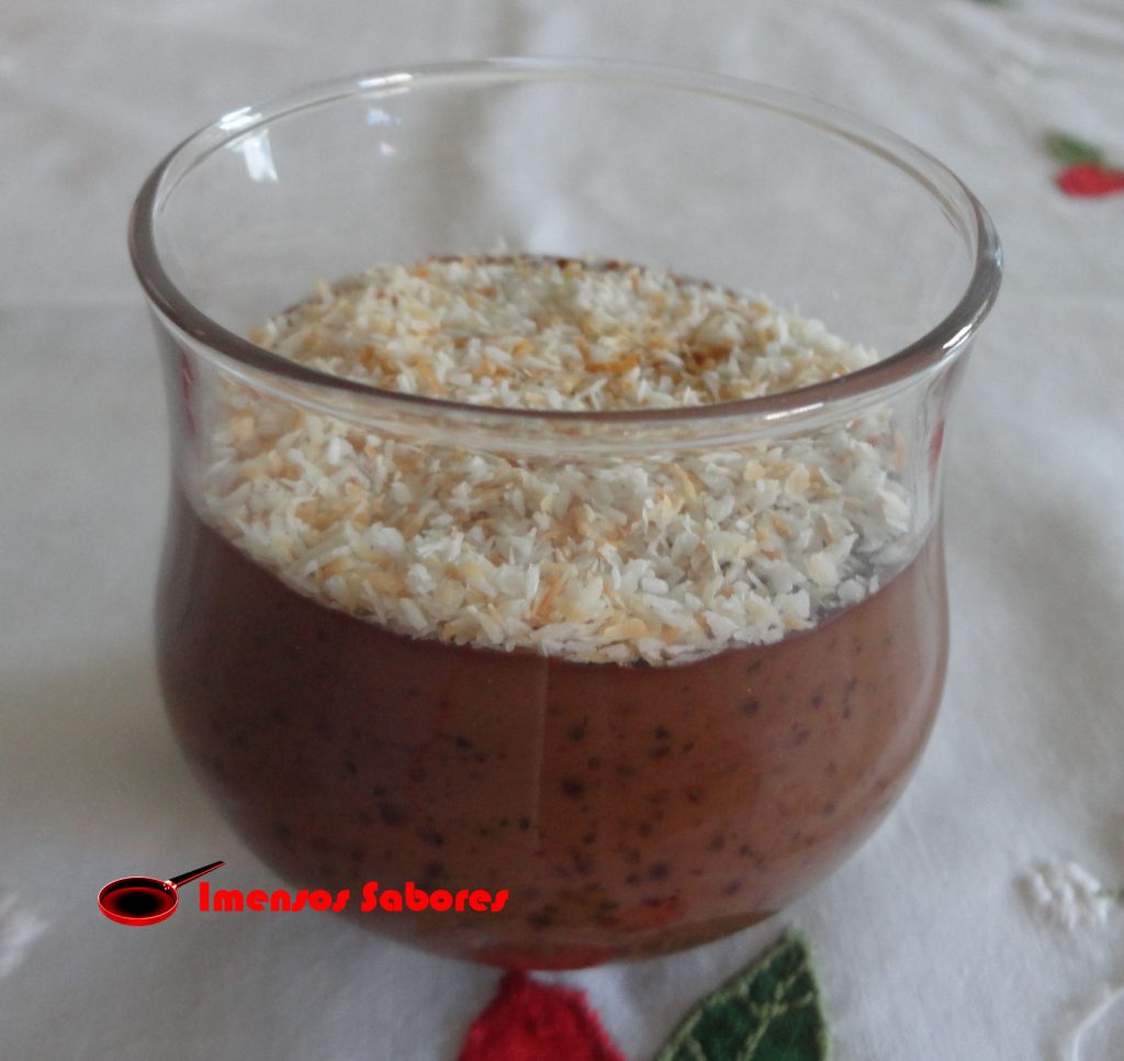 Mousse de chocolate, tapioca e coco