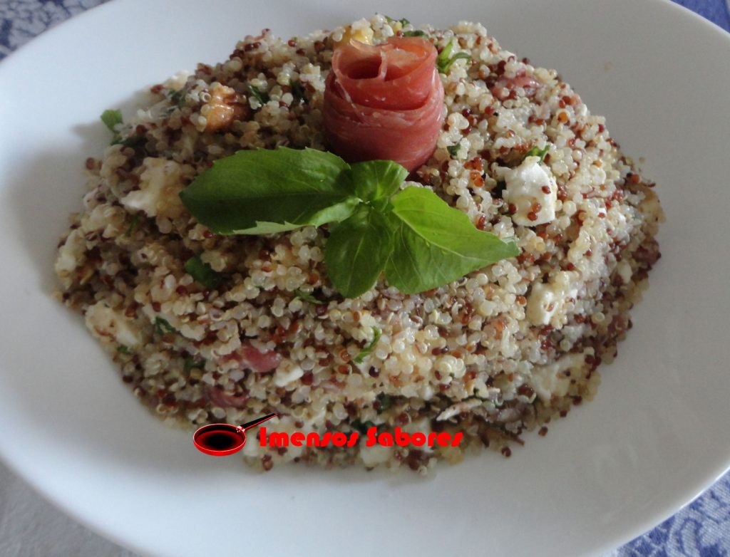 Salada de quinoa com presunto curado, queijo feta e nozes