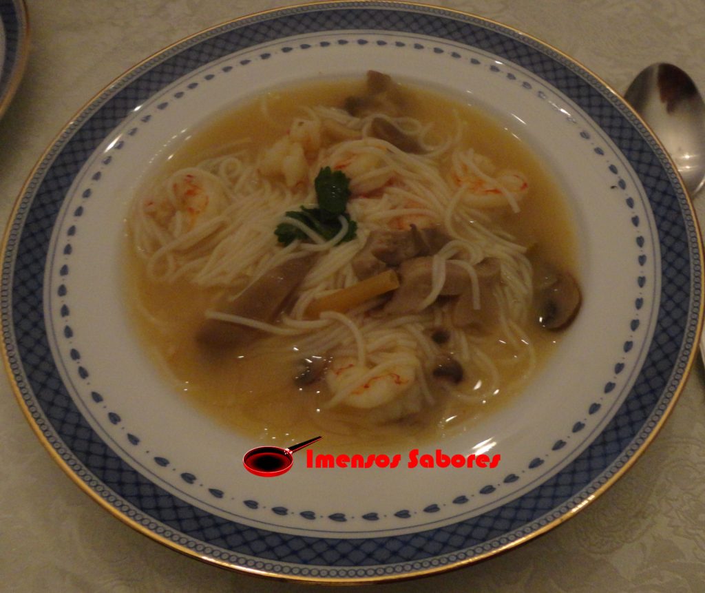 Sopa à tailandesa com camarão e noodles thai rice