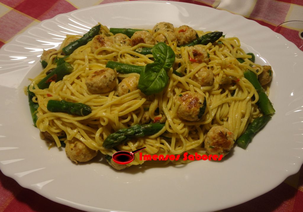 Espaguete com limão, almôndegas de frango e aspargos