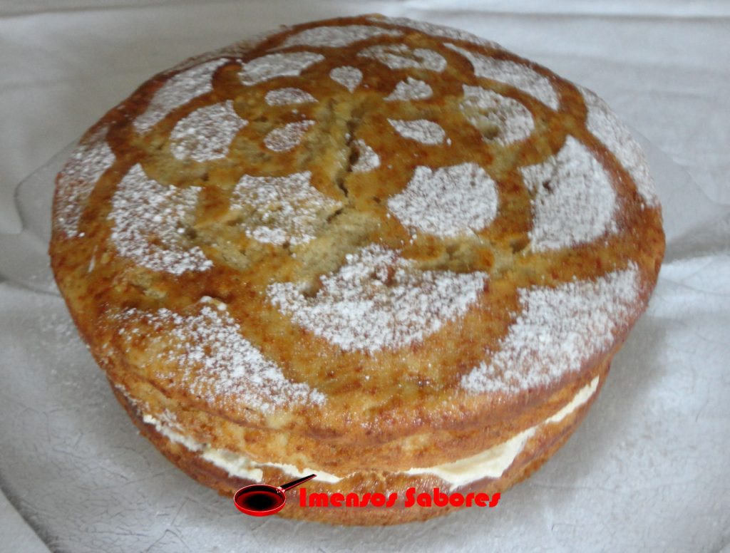 Bolo de banana com creme